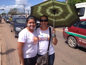 Professora Adriani Rodrigues (à esquerda), também caminhou pela paz (Foto: John Pacheco/G1)