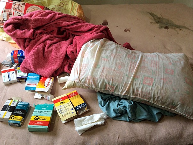 Marcas de sangue estavam em vrias parte da cama do casal em Sumar   (Foto: Cristina Maia/EPTV)