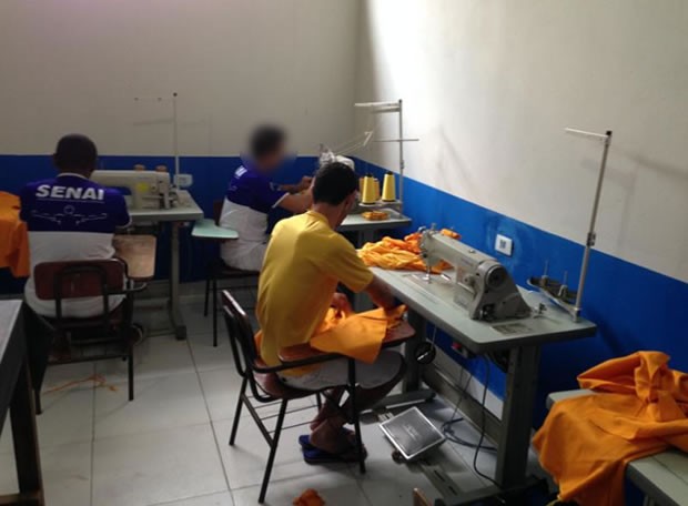 Presos aprendem a confeccionar os próprios uniformes em cadeia de Mato Grosso (Foto: Assessoria/TJMT)