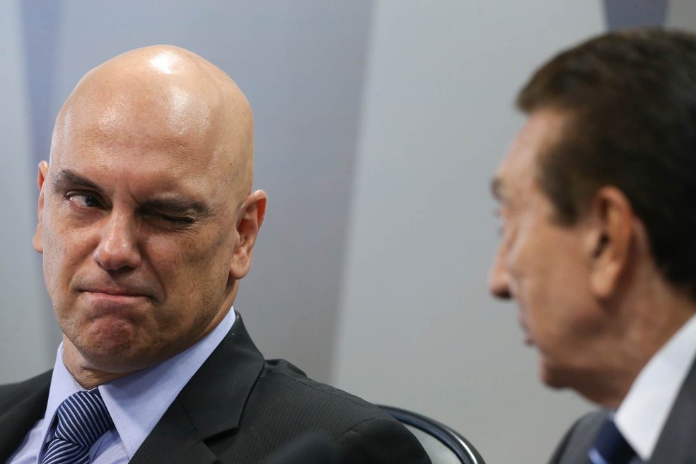 O ministro licenciado da Justiça, Alexandre de Moraes, pisca um olho na direção do presidente da CCJ do Senado, Edison Lobão (PMDB-MA), no plenário da Comissão de Constituição e Justiça (CCJ), em Brasília, durante sabatina no Senado na terça-feira (21) para avaliar a indicação presidencial de Moraes ao cargo de ministro do STF (Foto: Dida Sampaio/Estadão Conteúdo)