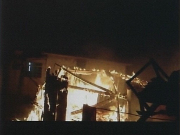 Incêndio destruiu a casa em meia hora.  (Foto: Nelson Minucci/ Repórter na Rua)