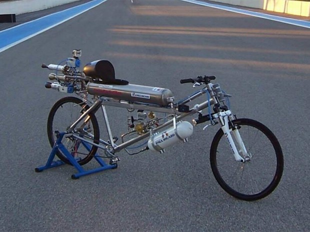 Bicicleta utiliza foguetes movidos a hidrogênio (Foto: Gérard Toutin / Exotic Thermo Engineering)