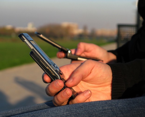 Com o vício pelo celular, as pessoas não prestam atenção nas outras (Foto: Banco de Imagens)