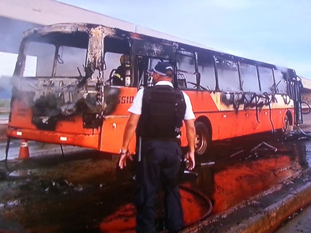 Ônibus que foi incendiado por parar após falta de combustível no DF (Foto: TV Globo/Reprodução)