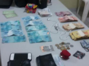 Com os suspeitos, foram apreendidas R$ 2 mil em notas de R$ 100 falsas (Foto: Delegacia de Paracuru)