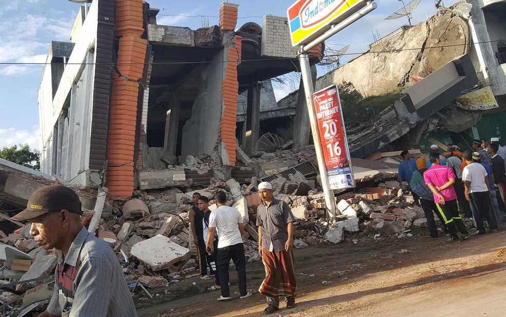 Moradores observam destruição após terremoto sacudir a região (Foto: Nunu Husien / Reuters)