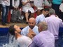 Após Thaila Ayala, Adam Senn é batizado no Brasil