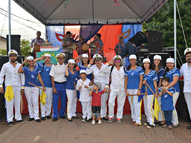 Grupo de ao menos 20 pessoas se reuniu para cantar e apresentar samba, marcha e valsa (Foto: Quésia Melo/G1)
