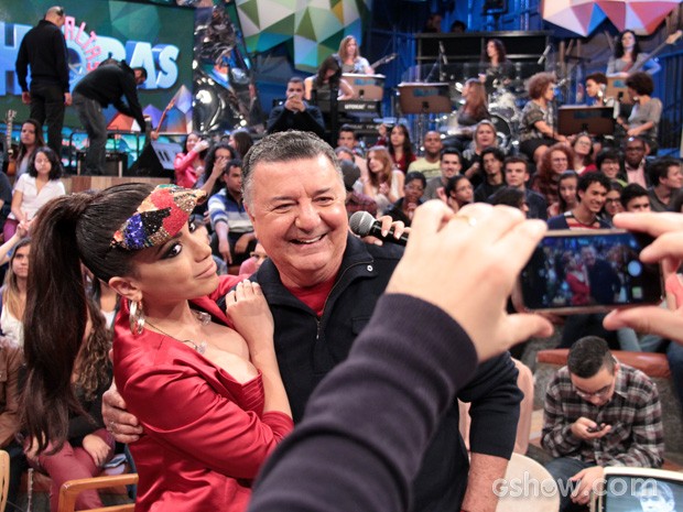 Arnaldo tira uma foto com a cantora para enviar para Casagrande (Foto: TV Globo/Altas Horas)