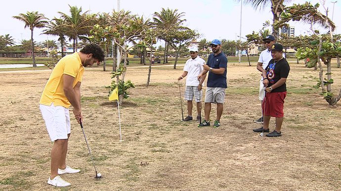 O repórter Brucce Cabral e o cantor Pedro Henrique disputam o golfe (Foto: TV Sergipe)