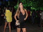 Decotada e de saia curtinha, Nicole Bahls vai a festa no Rio