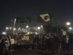 Protesto em ponte de Florianópolis (Foto: Daniela Coelho/G1)