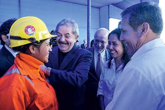 COMPANHIA O ex-presidente Lula e o lobista Alexandrino Alencar (ao fundo, de gravata) em visita ao Peru, em 2013. Os dois são amigos e costumam se cumprimentar com beijos no rosto durante as viagens que fazem juntos (Foto: reprodução)