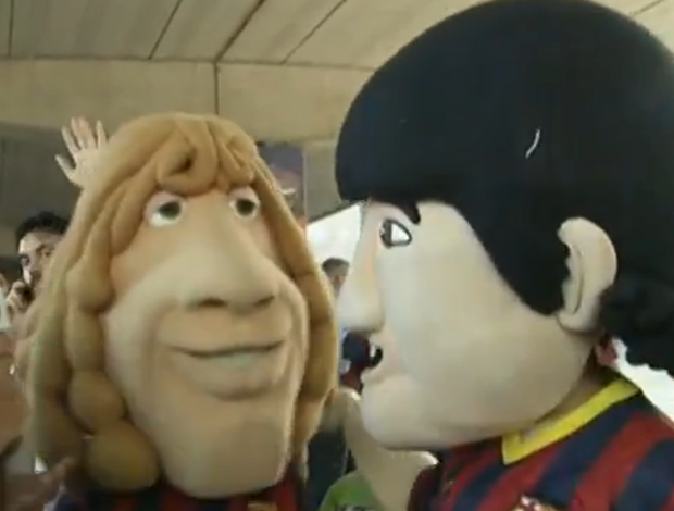 Bonecos de Puyol e Messi no Camp Nou (Foto: Reprodução SporTV)