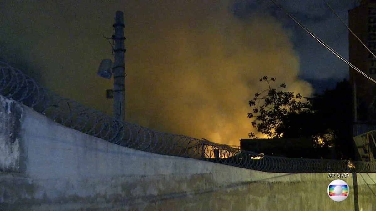 Incêndio atinge madeireira, em Contagem | Minas Gerais | G1 - Globo.com