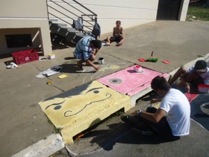 Jovens trabalham em desenho no bueiro (Foto: Divulgação/ E.E. Padre Anchieta)