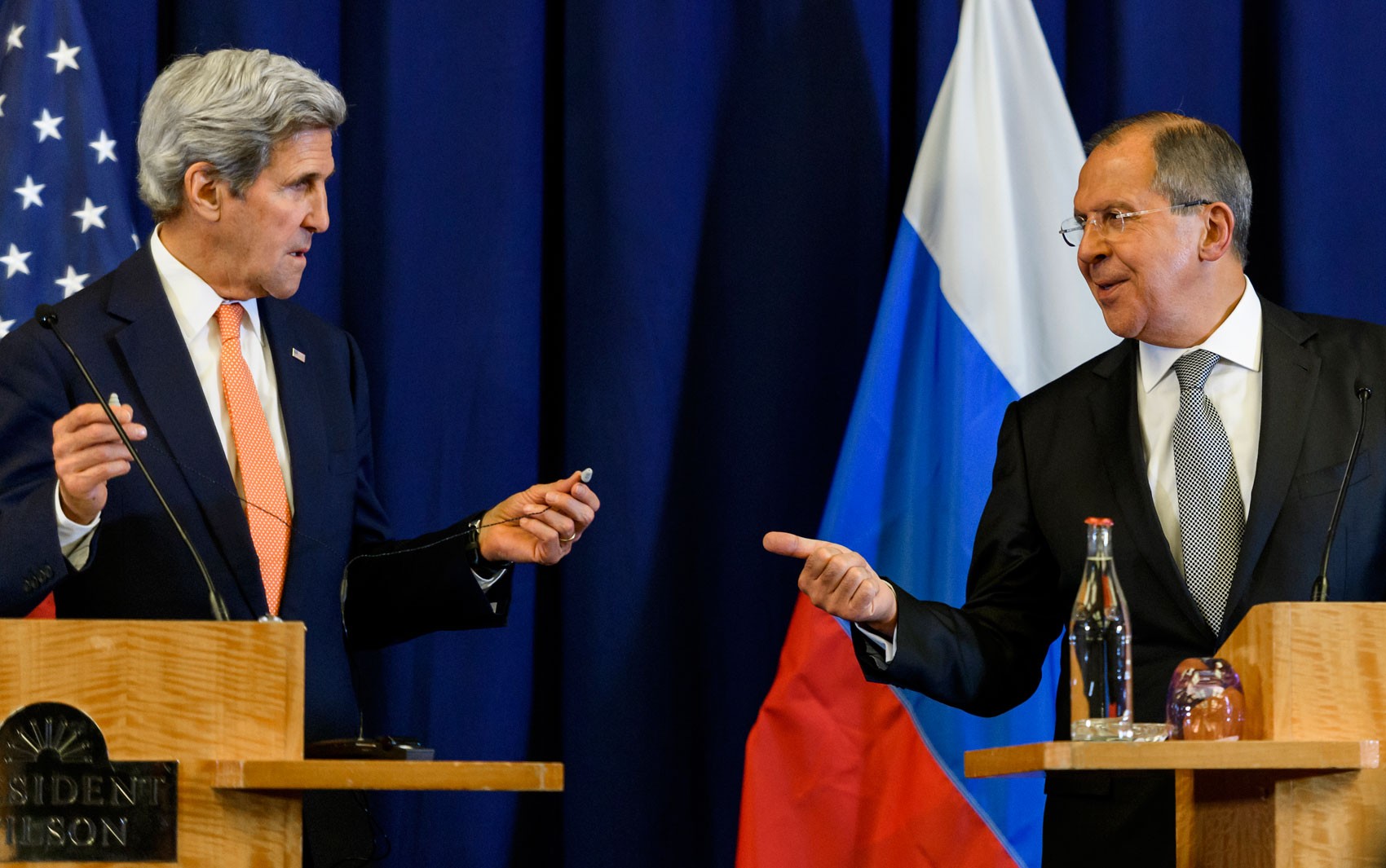 O secretário de Estado americano, John Kerry, e o ministro russo das Relações Exteriores, Sergey Lavrov, anunciam acordo sobre a Síria em Genebra, na Suíça, na sexta (9) (Foto: Fabrice Cofrini/AFP)