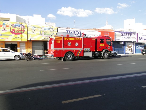 Corpo de Bombeiros foi chamado para conter as chamas (Foto: Andrea Meireles/G1)