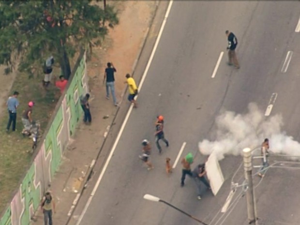 Protesto fecha Marginal Tietê; PM age contra manifestantes (Foto: Reprodução/TV Globo)