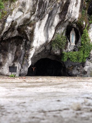 Gruta que teria registrado aparições da Virgem Maria é vista parcialmente alagada no dia 18 de junho em Lourdes, na França (Foto: Laurent Dard/AFP)
