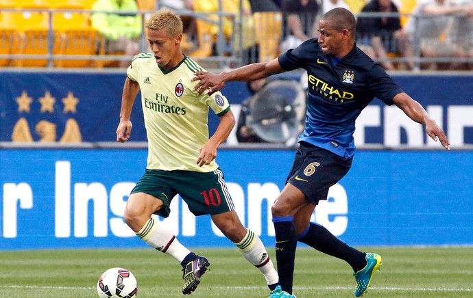 Honda jogo Milan x Manchester City (Foto: AP)