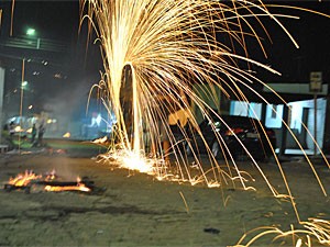 Fogos de artifício são atrativos na festa (Foto: Thomás Alves/TV Asa Branca)