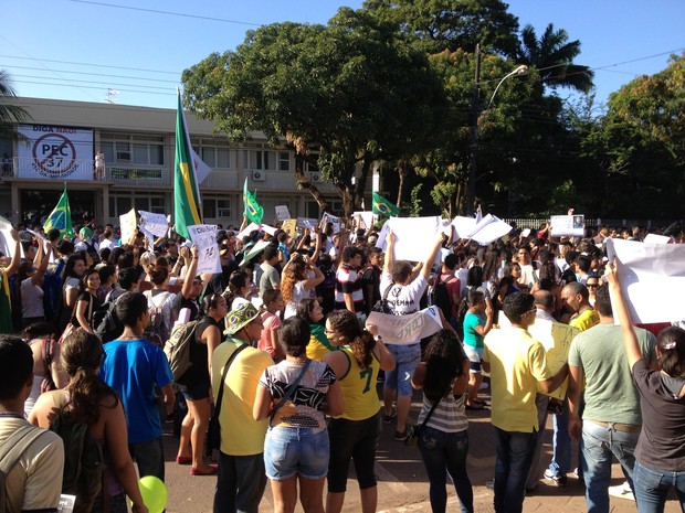 Grupo se reúne na concentração da manifestação (Foto: Thaís Pucci/G1)