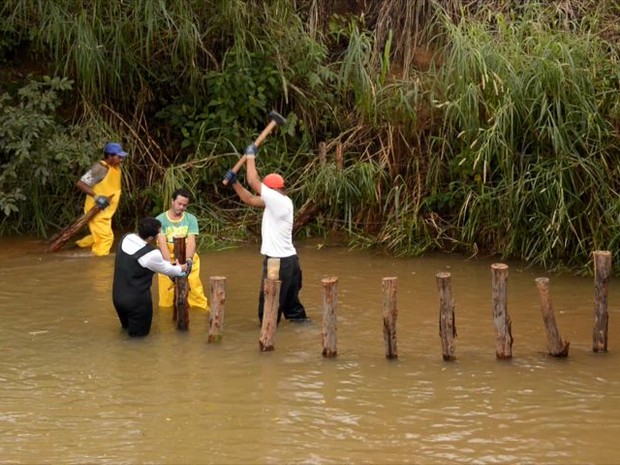 Técnica usa troncos de eucalipto para reduzir a velocidade do rio (Foto: Reprodução/ TV Gazeta)