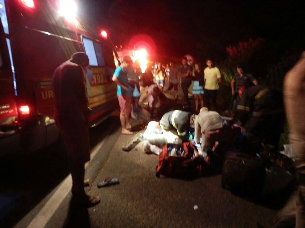 Vítimas foram levadas para o Hospital Municipal de Araguatins (Foto: Divulgação/Corpo de Bombeiros)