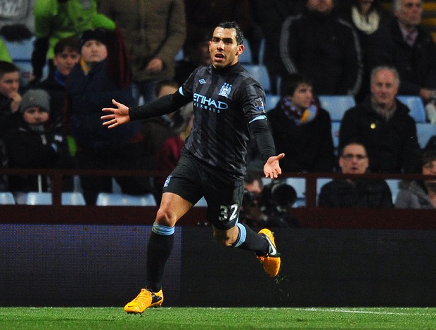 Tevez comemora gol do Manchester City sobre o Aston Villa (Foto: AFP)