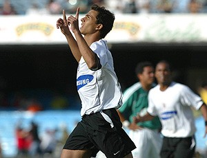 Corinthians avalia a contratação de Nilmar, que está livre no mercado