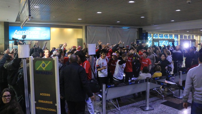 inter internacional aeroporto salgado filho méxico (Foto: Eduardo Deconto/GloboEsporte.com)