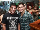 'Reis da noite', Daniel Rocha e Bruno Gissoni curtem show no Rio