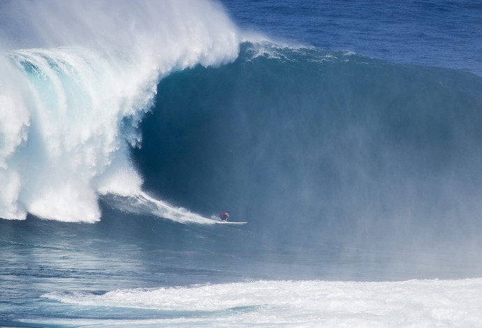 Pedro Calado surfou onda de 15 metros na remada na ilha havaian de Maui (Foto: Bidu)