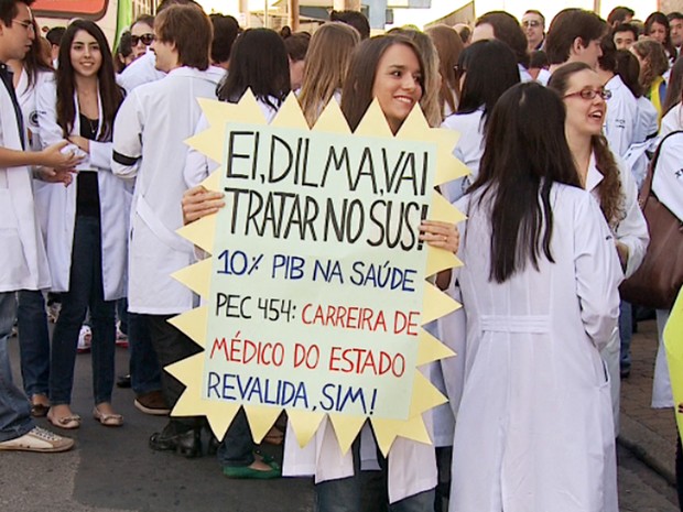 Médica participa de protesto na manhã desta quarta-feira (Foto: Reprodução EPTV)