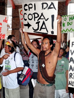 protesto Maracanã índios Licitação (Foto: Nelson Veiga / Globoesporte.com)