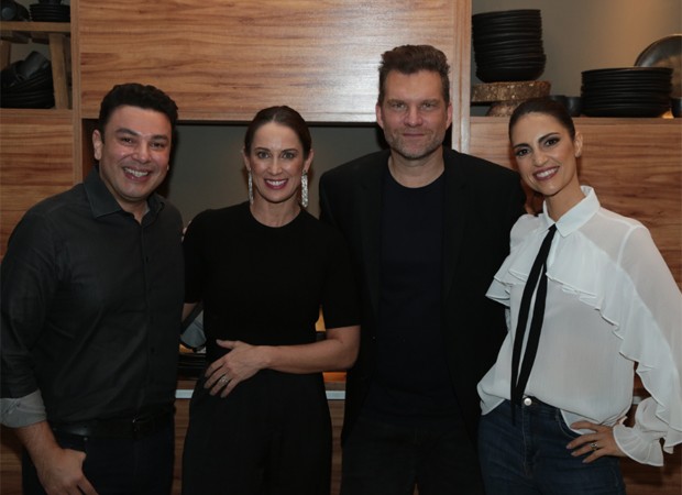 Robson Jassa, Mari Dedivitis, Carlos Bertolazzi e Chris Flores (Foto: Fabio de Lara/Divulgação) Robson Jassa, Mari Dedivitis, Carlos Bertolazzi e Chris Flores (Foto: Fabio de Lara/Divulgação)