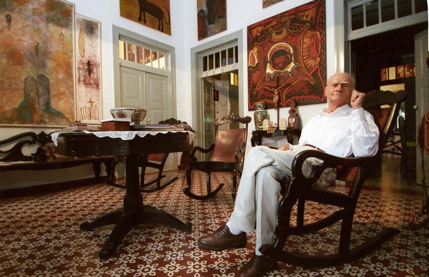 O escritor, poeta e dramaturgo paraibano Ariano Suassuna em sua casa, no Recife, em foto de 2005 (Foto: Rodrigo Lobo/JC Imagem/ Ag. O Globo)