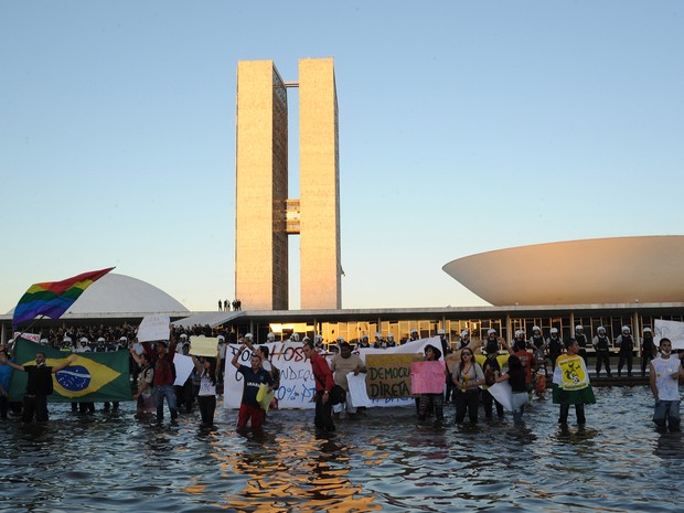 Concentração de manifestantes em frente ao Congresso Nacional (Foto: Lúcio Bernardo Jr/Ag.Câmara)