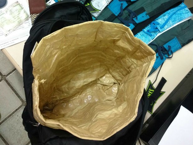 Sacola mágica é uma bolsa forrada com papel metálico, à prova de alarmes das portas de lojas no shopping  (Foto: Divulgação/ Polícia Civil)