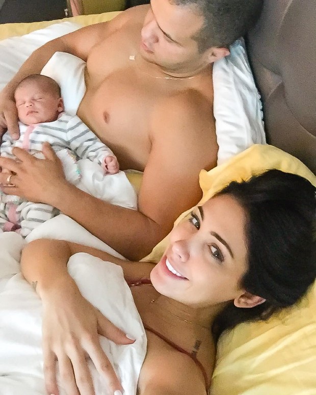 Bella Falconi com a filha e o marido (Foto: Reprodução/Instagram)