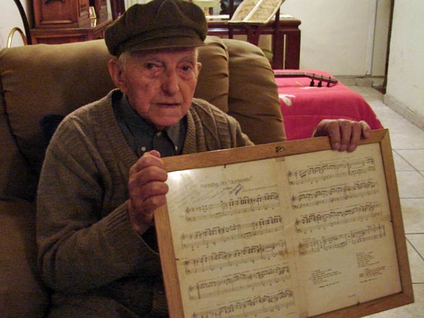 Ernesto Paulella, o "Arnesto", mostra partitura com o samba de Adoniran Barbosa, em 2010. (Foto: Arquivo/Letícia Macedo/G1)