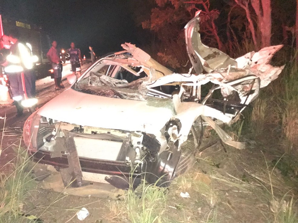 Carro capotou no início de uma curva, de acordo com a PRF (Foto: Corpo de Bombeiros/Divulgação)