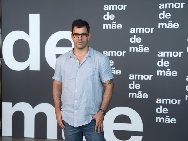 Juliano Cazarré em coletiva de imprensa de Amor de Mãe (Foto: AgNews) Juliano Cazarré em coletiva de imprensa de Amor de Mãe (Foto: AgNews)