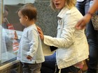 Juliana Silveira leva o filho para passear em shopping no Rio 