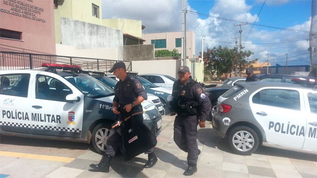 Policiais militares também apreenderam documentos em Natal (Foto: Jorge Talmon/G1)