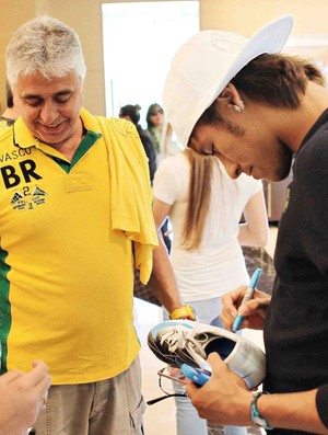 neymar brasil autógrafo aeroporto (Foto: Rafael Ribeiro / CBF)