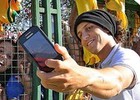 David Luiz tira selfies com a  torcida no DF (Divulgação/ Rafael Ribeiro/ CBF)