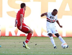 Adelino em ação na partida contra o Mogi Mirim (Foto: Rubens Chiri / São Paulo FC)