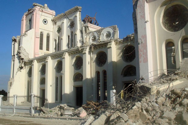 Catedral de Porto Príncipe, localizada na região central da capital haitiana. O prédio ficou praticamente destruído após o terremoto de janeiro de 2010 e as ruínas permanecem na mesma situação (Foto: Tahiane Stochero/G1) Catedral de Porto Príncipe, localizada na região central da capital haitiana. O prédio ficou praticamente destruído após o terremoto de janeiro de 2010 e as ruínas permanecem na mesma situação (Foto: Tahiane Stochero/G1)